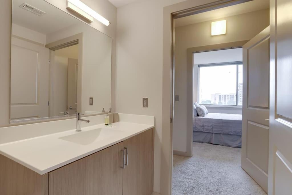 Wonderful 2Br Apartment At Crystal City อาร์ลิงตัน ภายนอก รูปภาพ